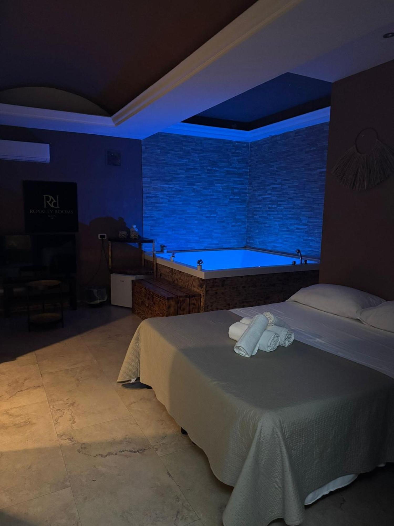 Royalty Rooms & Spa Naples Exterior photo